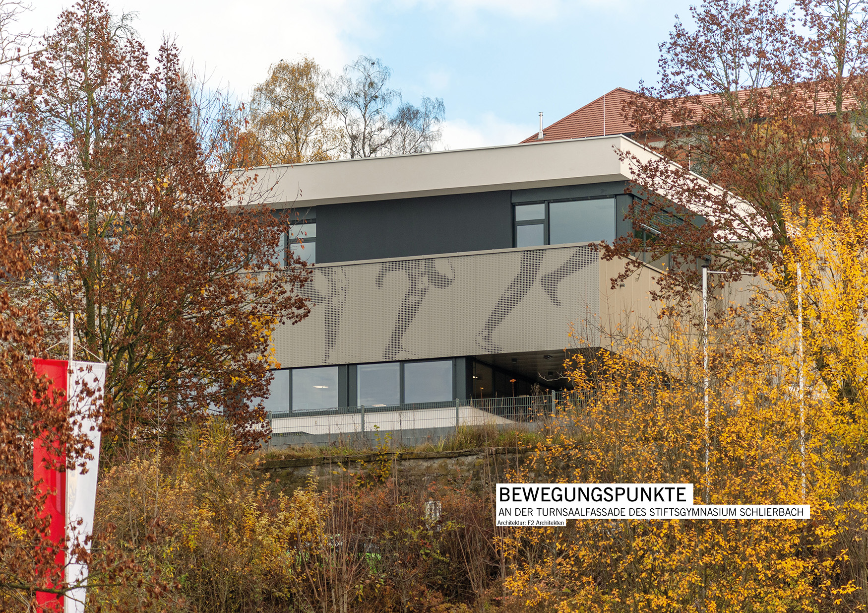 An der Turnsaalfassade des Stiftsgymnasium Schlierbach / Gerald Lohninger, Architektur: F2 Architekten